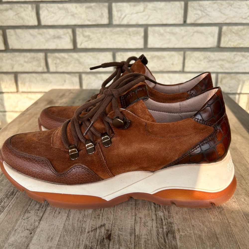 Elegant Brown Leather Women's Sneakers